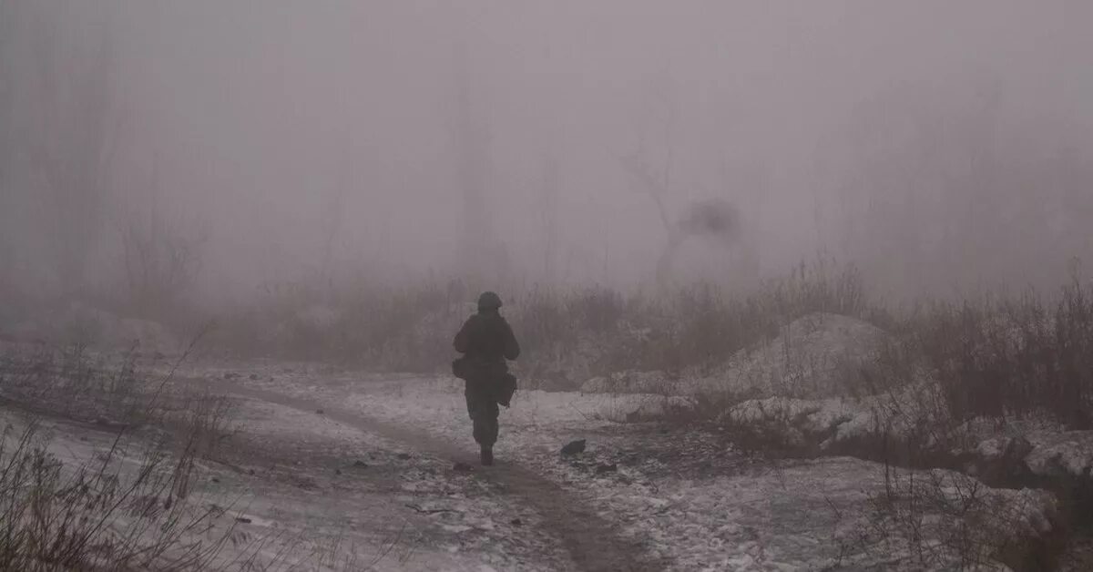 Туман про войну хорошее качество. Солдат в тумане. Солдаты уходят в туман. Уходящие военные в туман. Русский солдат в тумане.