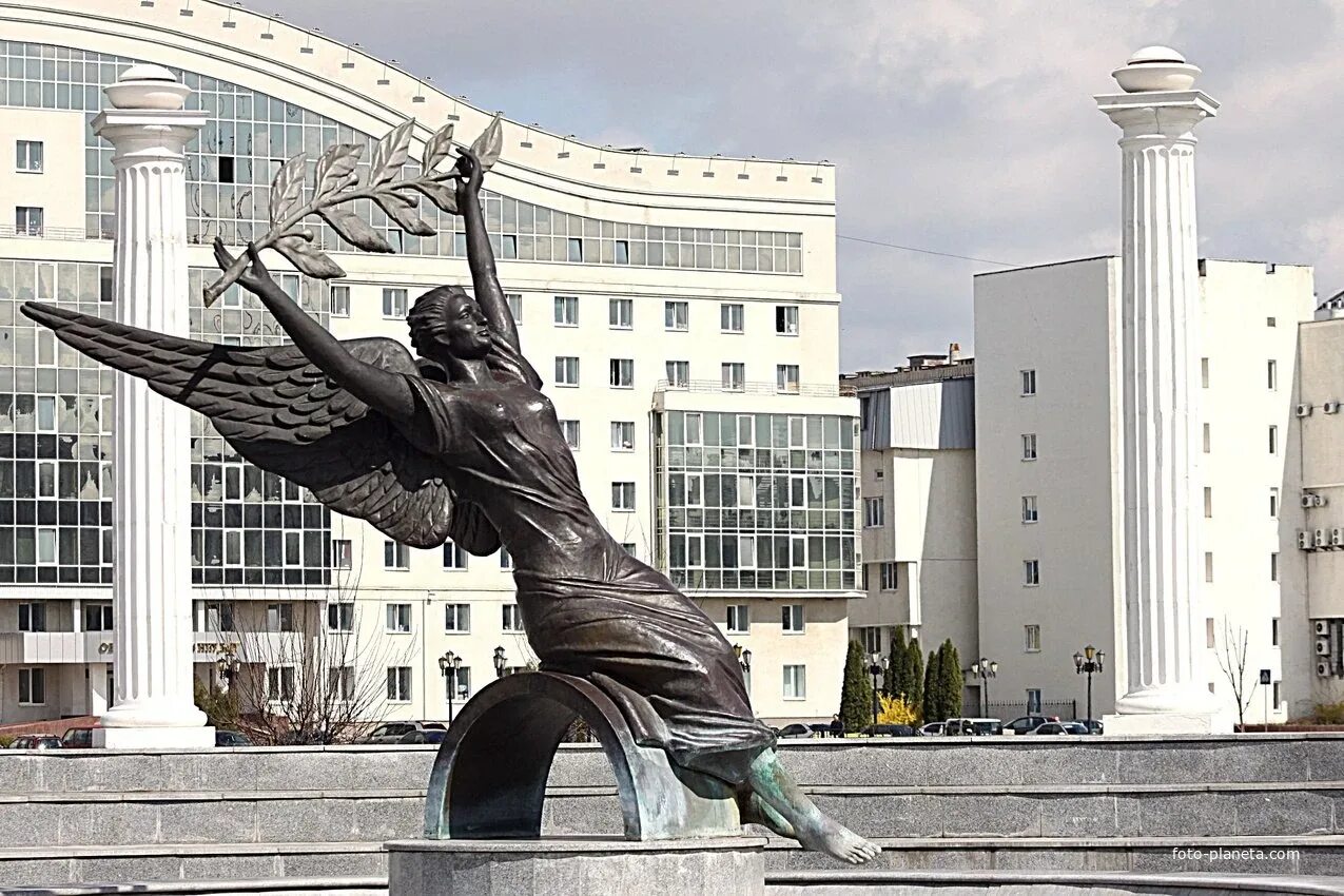 Ти белгород. БГТУ им Шухова памятник. Памятник Шухову в Белгороде.