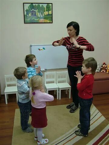 Логоритмика упражнения для детей логопед. Дошкольники на музыкальном занятии. Занятия с музыкальным логопедом. Музыкотерапия для детей дошкольного возраста. Занятия с музыкальным логопедом.