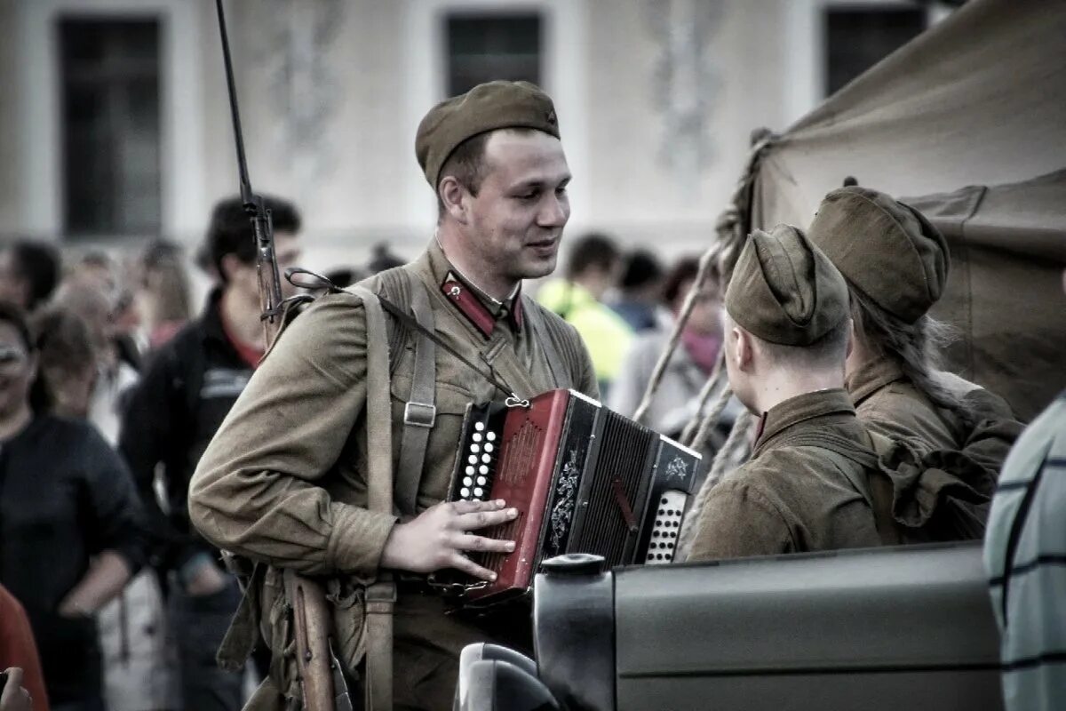 военный гармонист тальянка. "играй тальяночка" (на солнечной поляночке),. тальяночка. гармонист тальяночка. "играй тальяночка" (на солнечной поляночке),.