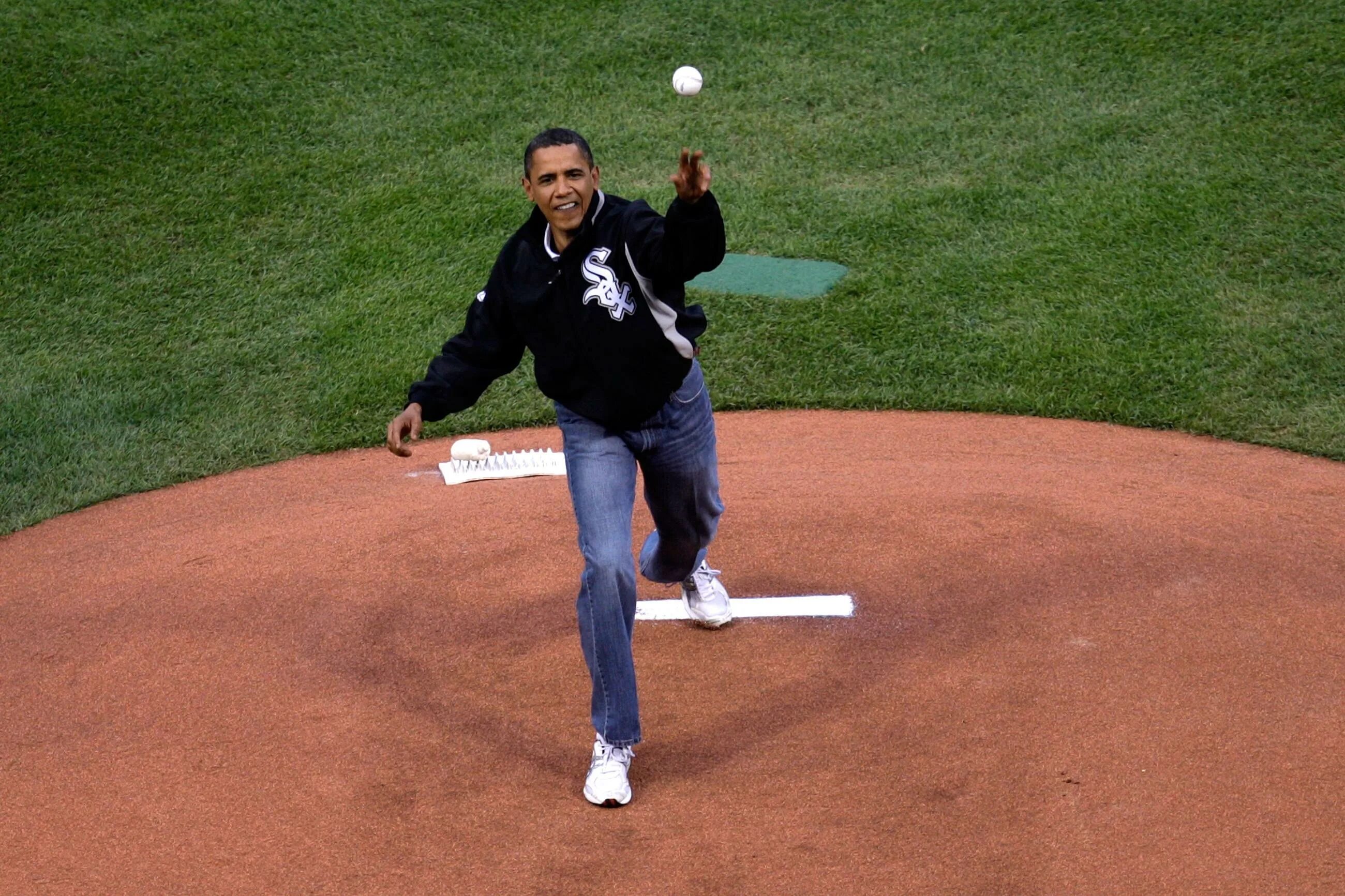 Барак Обама на Гавайях. Обама с мячиком. Барак Обама спорт. Барак Обама игра. Bang sports