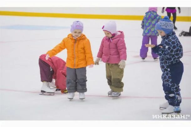 коньки для малышей. детей на коньках. семья на коньках. штука. мальчик на коньках.