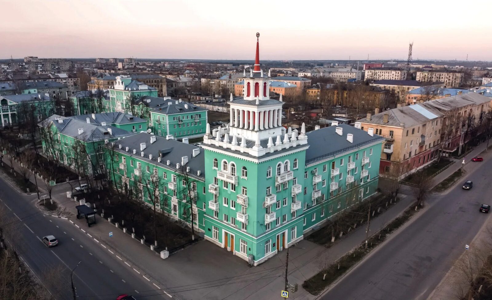 Г дзержинск ниж. Город Дзержинск Нижегородская область. Дзержинск Нижегородская область центр города. Дом со шпилем Дзержинск. Нижний Новгород город Дзержинск.