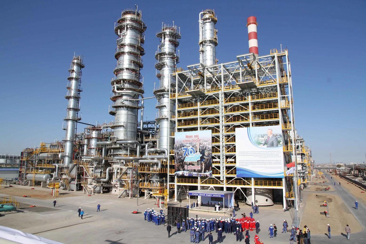 Нефтеперерабатывающий завод работает в городе. Нефтеперерабатывающий завод работает в городе. Нефтеперерабатывающий завод в капотне. Нефтеперерабатывающий завод в японии заброшенный. Нефтеперерабатывающий завод работает в городе.