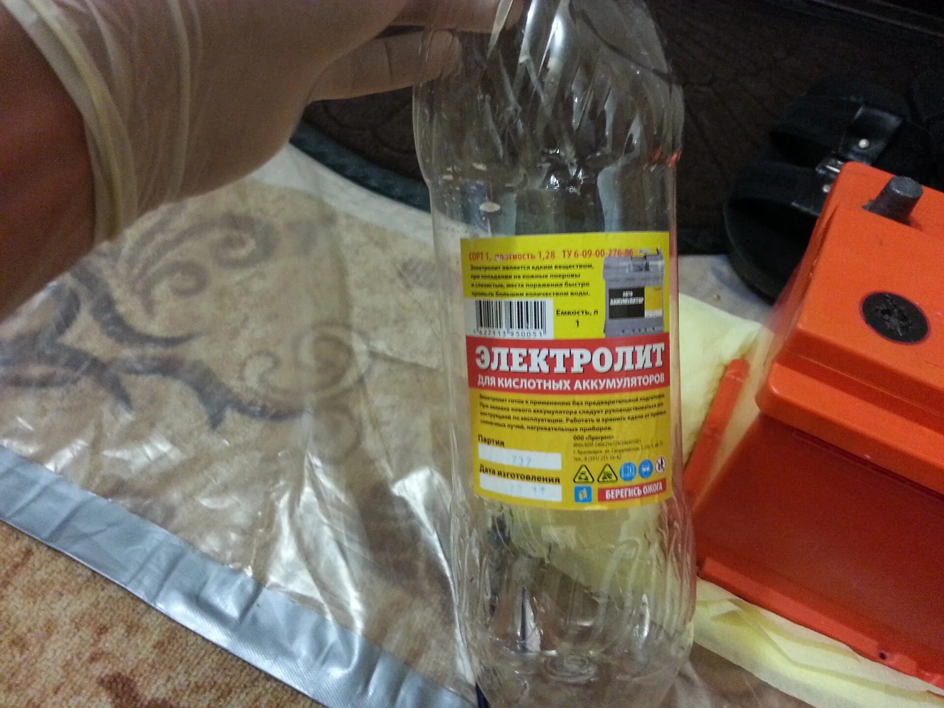 Электролит в батарейках. Oil right 5503. Уровень электролита в аккумуляторе varta. Доливка дистиллированной воды в аккумулятор. Как залить электролит.