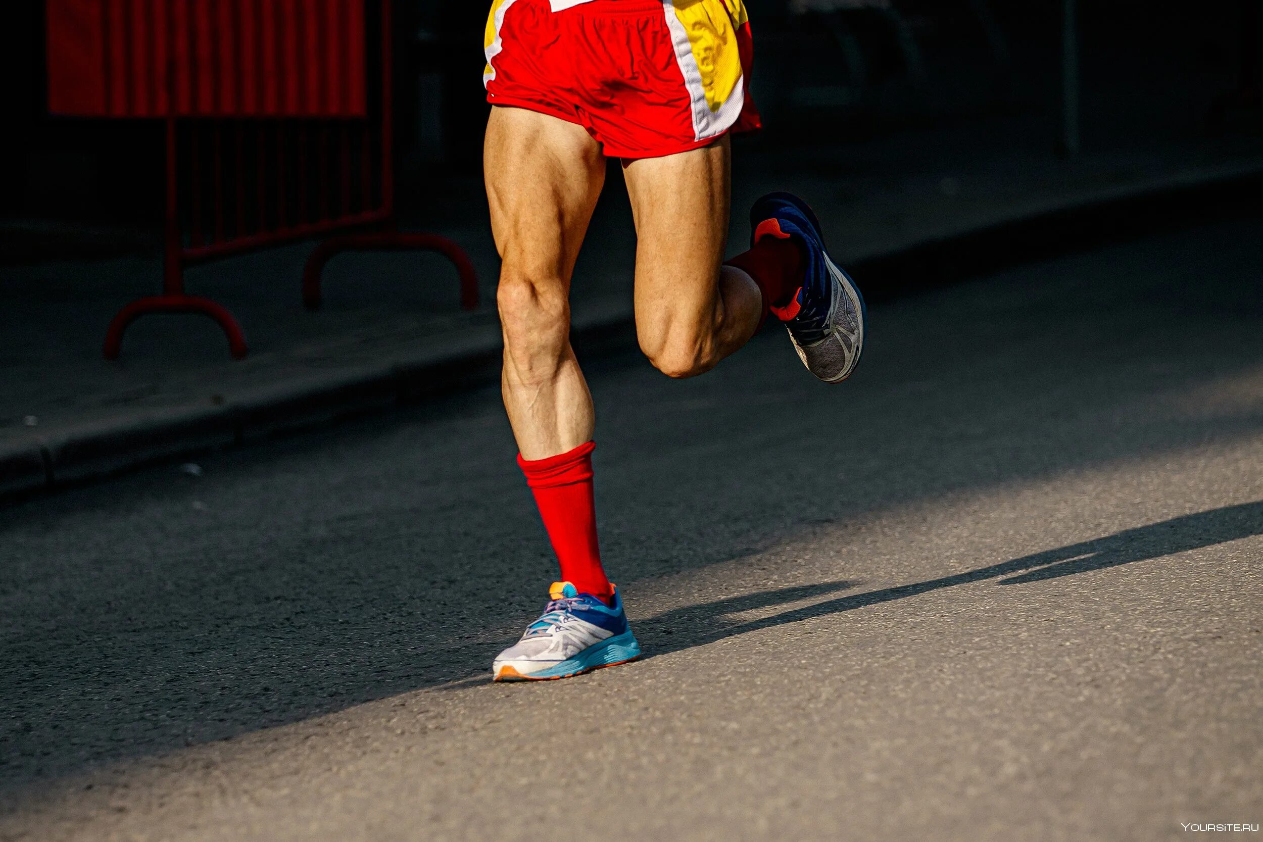 Ноги спортсмена. Ноги спортсменов бегунов. Мышцы бегуна.