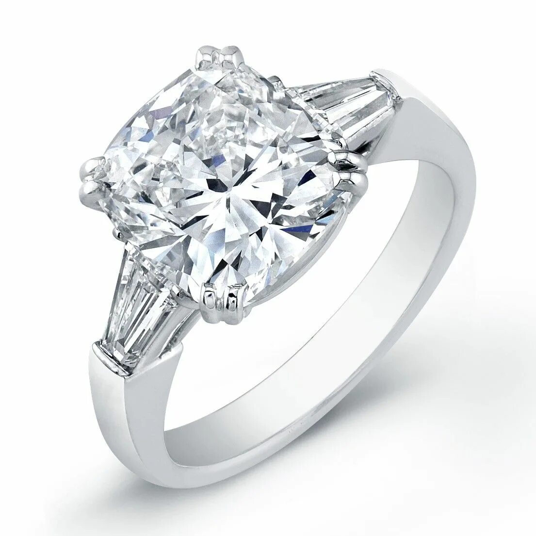 Бриллиантовое кольцо. Помолвочные кольца с бриллиантом огранки кушон. Кольцо (украшение).