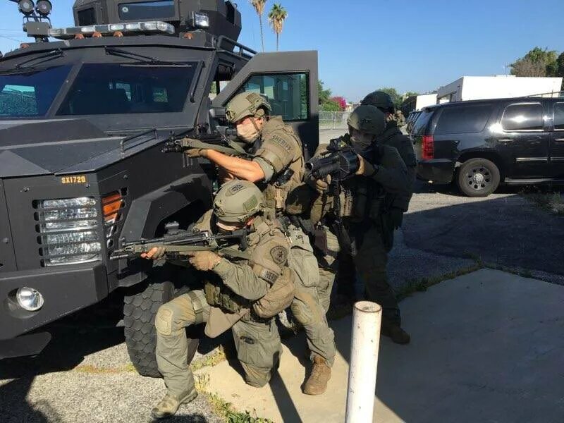 Swat kuwait. Шериф lasd. Sheriff SWAT k9. Спецназ Лос Анджелес сват. LAPD SWAT 2022.