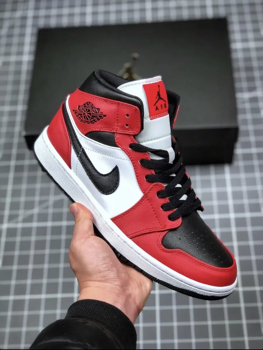 Айр джорданы. Nike Air Jordan 1 Mid. Nike Air Jordan 1 Chicago. Nike Air Jordan 1 Black Toe. Nike Air Jordan 1 Chicago Black.