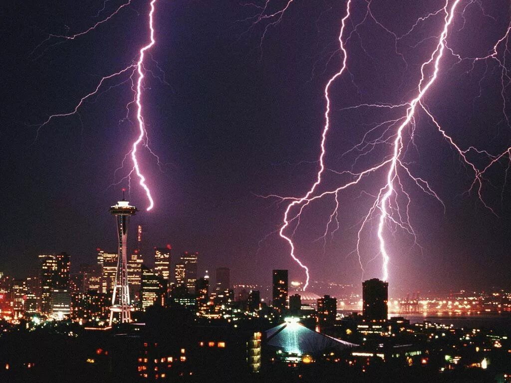 Грозовая энергетика станции. Самая мощная молния. Молния ток и напряжение. Электрический разряд. Напряжение в молнии вольт.