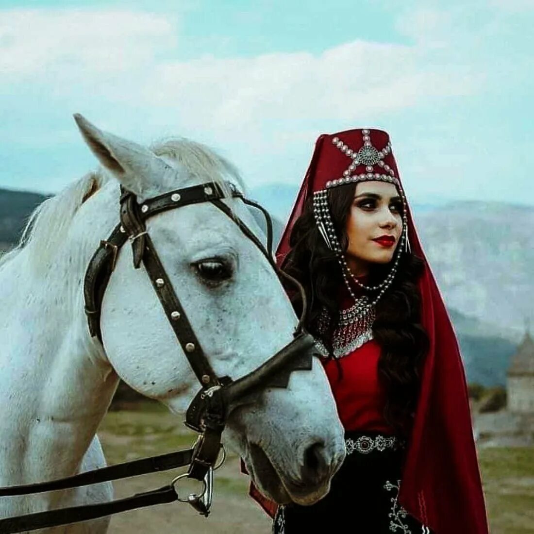 Армянский тараз женский национальный. Минтана армянский национальный костюм. Армянский национальный костюм сюник. Армянский национальный головной убор. Тараз армянский национальный костюм.