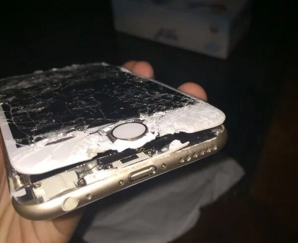 Она разбила телефон. Разбитый айфон 8. Разбитый айфон 7. Разбитый айфон 6. Айфон 5s убитый.