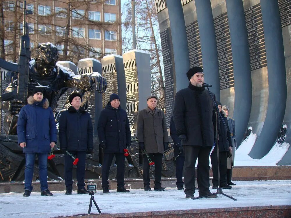 3 декабря екатеринбург. Мемориал памятник афганцам в Екатеринбурге. Митинг памяти афганцев Екатеринбург 27 декабря 2022 года. Митинг 27 декабря черный тюльпан Екатеринбург. Митинг в память погибших афганцев в Чите в 2024.