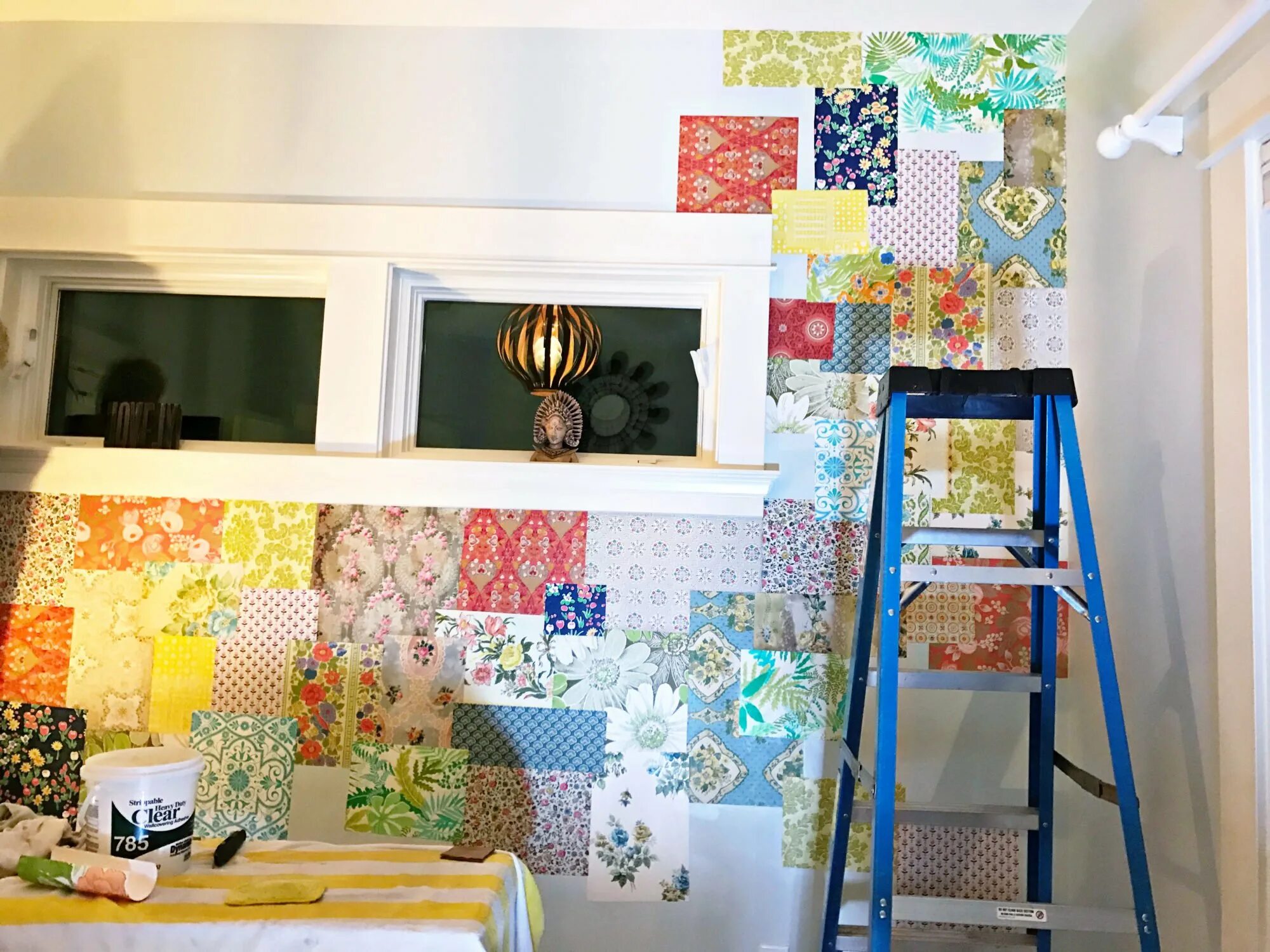 Обои кусочками декор. Остатки обоев идеи. Пэчворк в интерьере. Кусочки обоев. Пэчворк на стене.