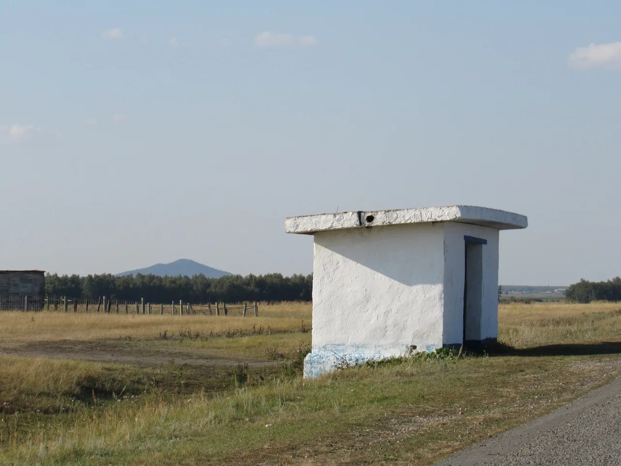 Бетонная остановка. Бетонная остановка СССР. Бетонная автобусная остановка СССР. Остановка в Казахстане в СССР. Остановка из железобетона.