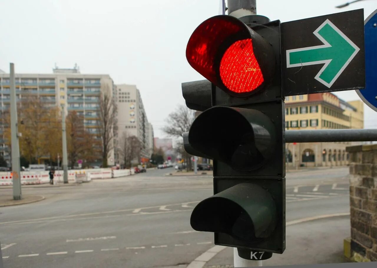Сайт светофора контакты. Светофор. Красный светофор. Светофоры в Германии. Красный цвет светофора.