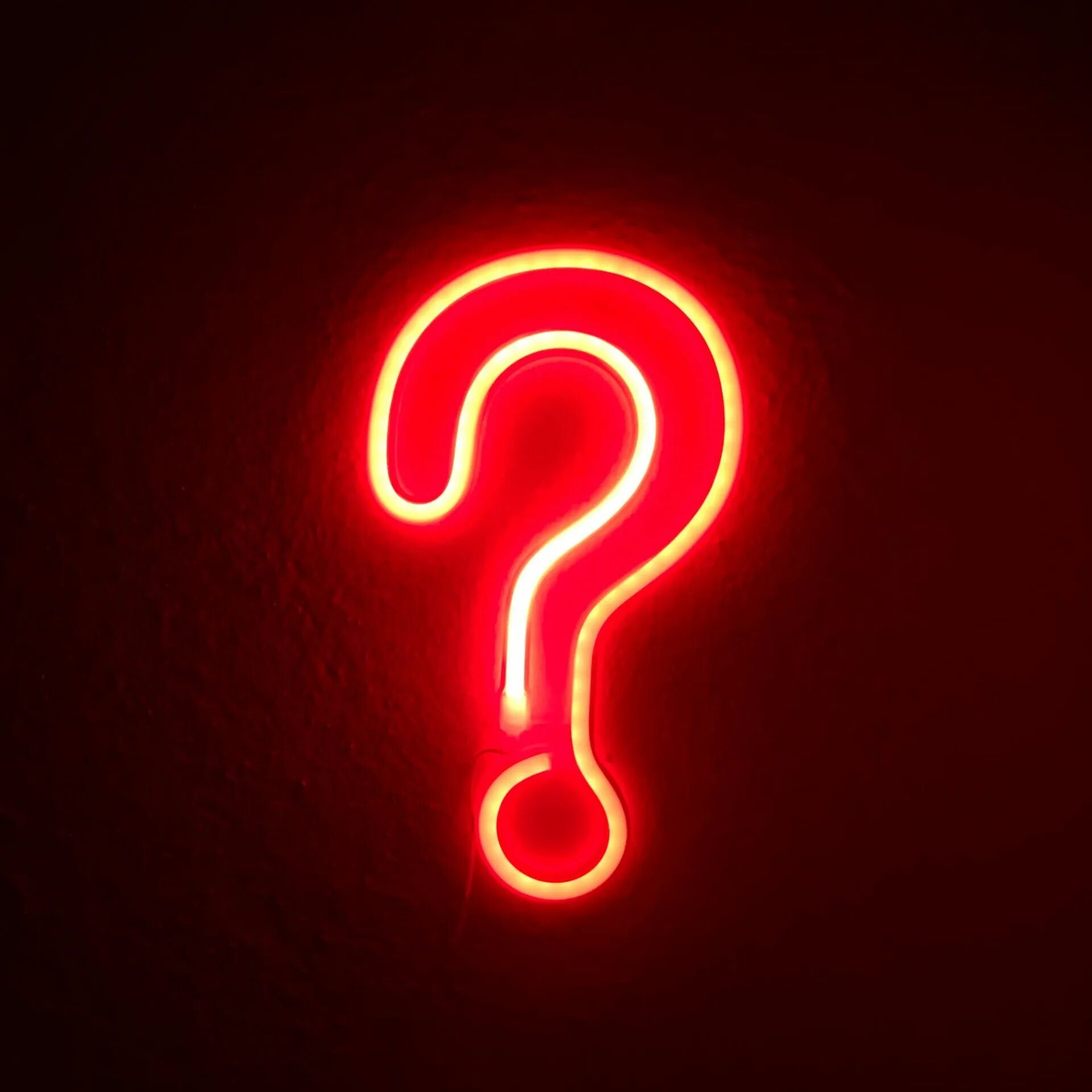 Светит вопрос. Вопросительный знак на черном фоне. Неоновые знаки. От чего тает снег. Вопросительный знак неон.