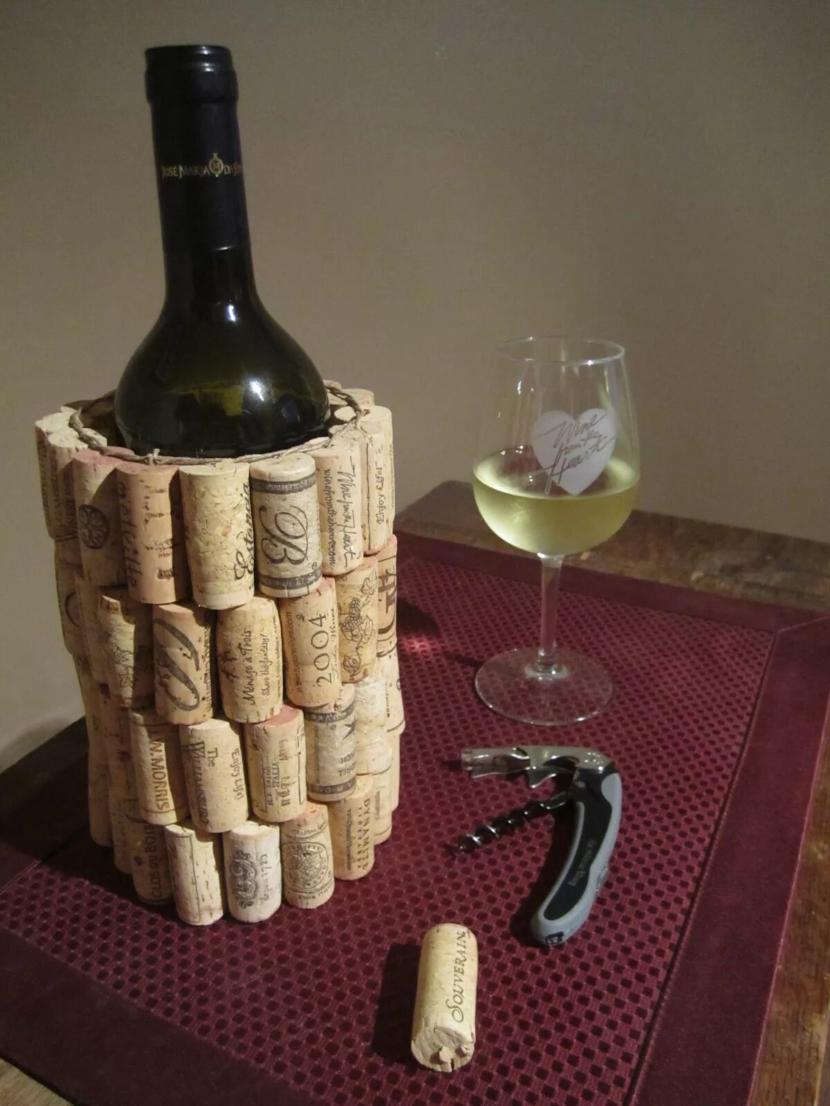 декор из пробок от вина. поделки из пробок. можно сделать пробками из под шампанского. подставка под горячее из пробок. подставка под горячее из винных пробок.