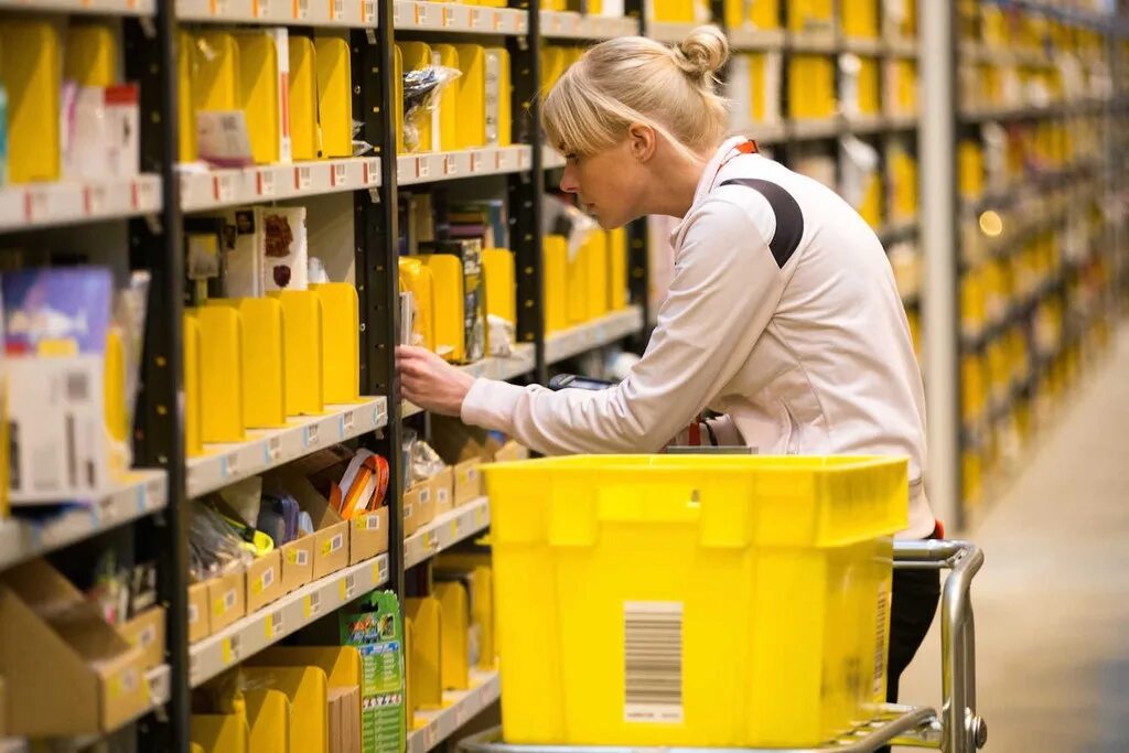 Переупаковка товара на складе. Комплектовщик на склад. Комплектовщик косметики. Комплектовщик косметики. Упаковщик.