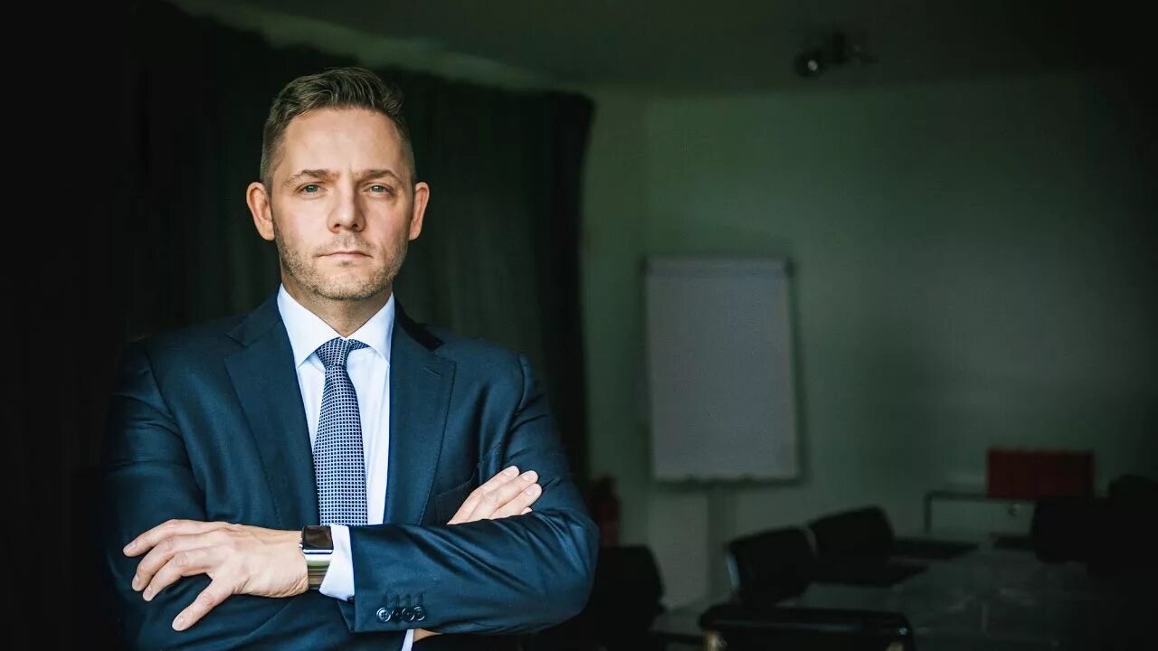 Человек рассказывает. Руководитель взгляд. Исполнительный директор женщина. Успешный бизнесмен. Руководитель взгляд.