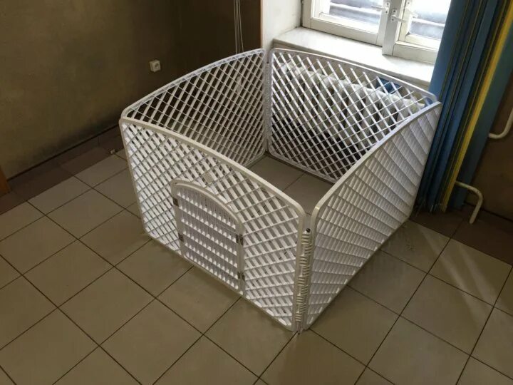 Вольер пластиковый. Пластиковый вольер для собак. пластиковый вальер для собак. вольер для собак пластиковый белый. вольер пластиковый для щенков в квартиру.