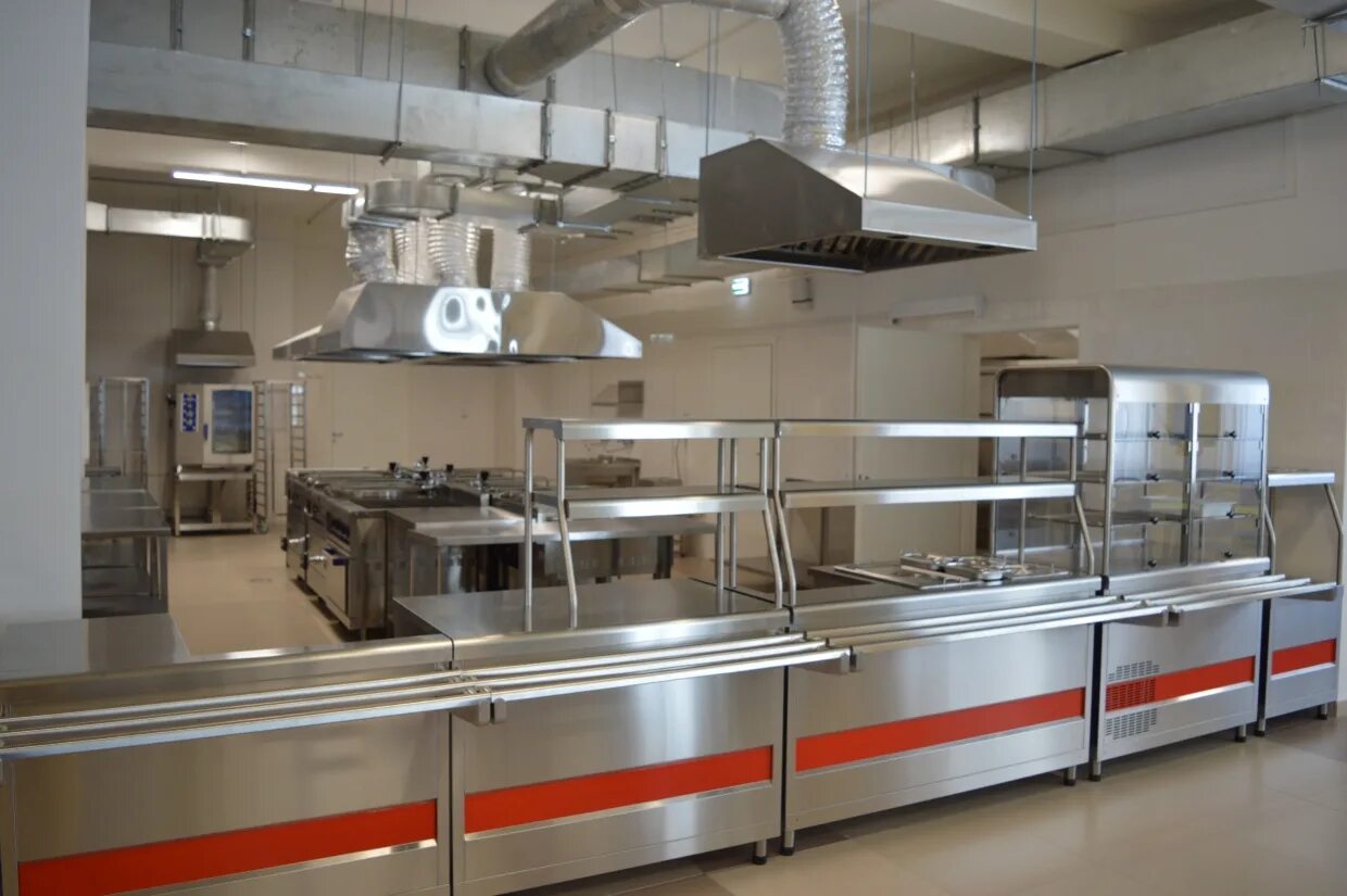 Линия раздачи меню. Работница столовой. Линия раздачи для столовой. Раздаточная в кафе. Вакансии столовая линию раздачи.