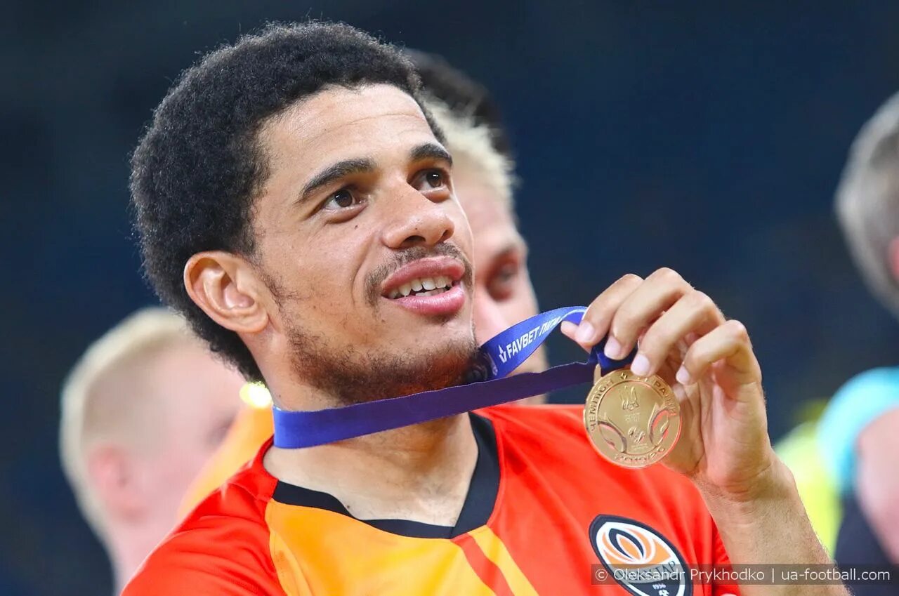 шахтер донецк флаг. тайсон футболист интернасьонал. фк шахтер лига чемпионов. луис адриано пента трик. дс шахтер донецк.