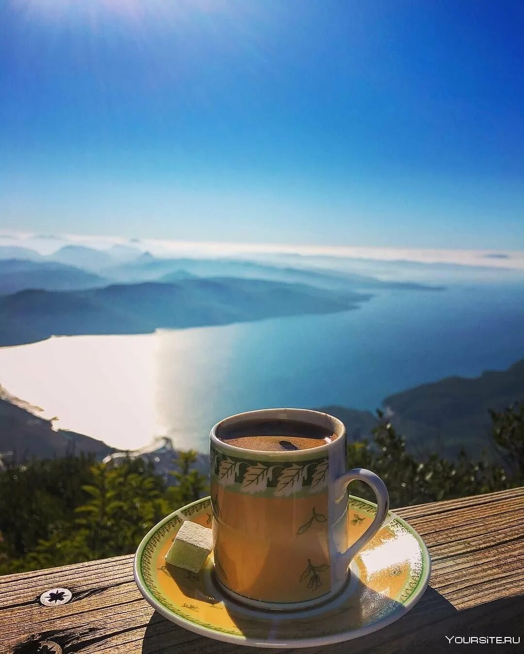 Утро горы кофе. Чашка кофе в горах. Чашка кофе на природе. Доброе утро горы.