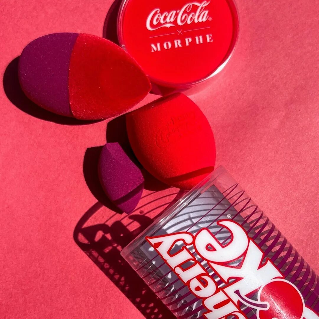 Like x cola. Morphe & Coca-Cola. Коллаборация Кока колы. Coca Cola черри. Cherry Coke блеск.