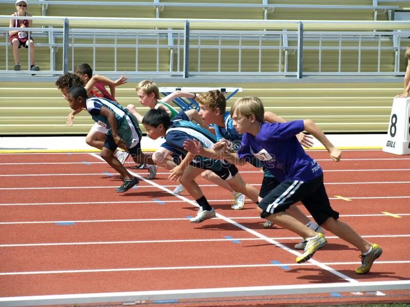 Легкая атлетика дети. Легкая атлетика 100 метров детский. Челночный бег в легкой атлетике. Высокий старт в легкой атлетике.