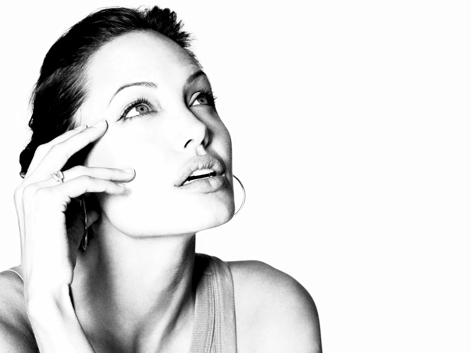 Голова девушки. Задумчивая девушка. Взгляд вверх. Глаз человека. Девушка задумалась.