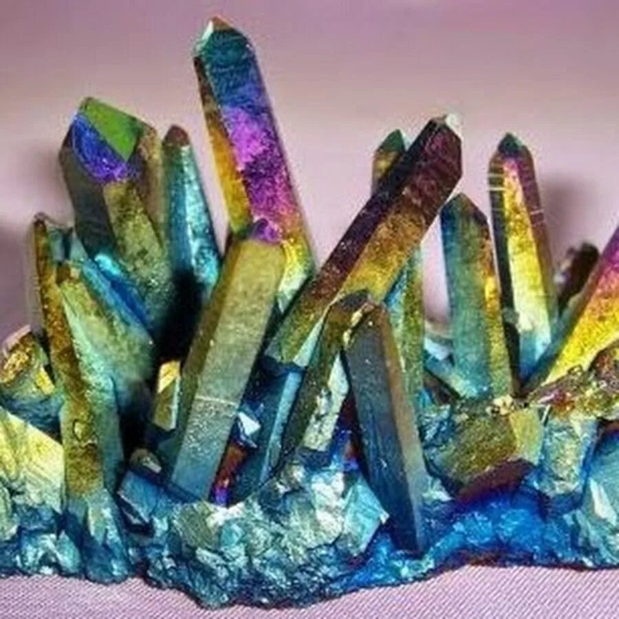Титаниум Аура кварц. Минерал камень Титаниум кварц. Кристалл Титаниум кварц. Радужный кварц Титаниум.