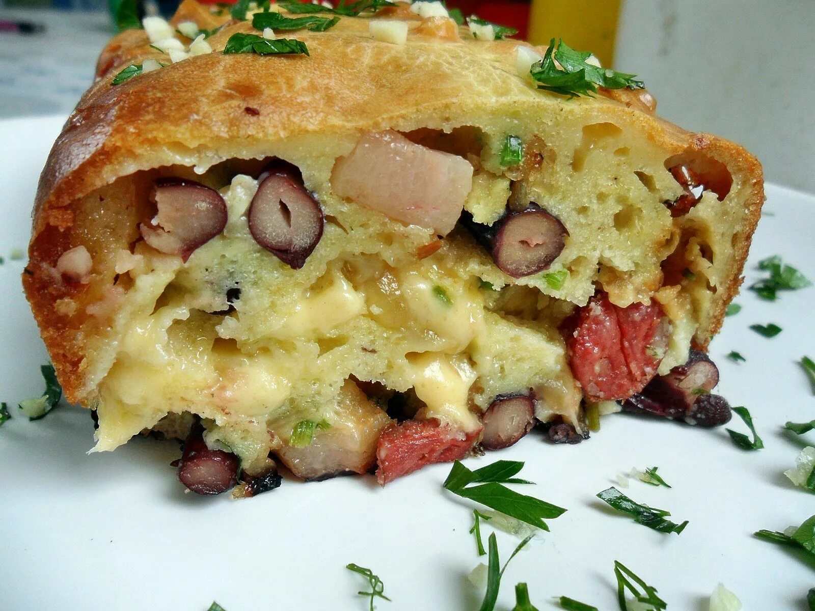 Фасоль с мясом. Блюда из фасоли с мясом. Грудинка фасоль. Фасоль с копченой грудинкой. Блюда с гарниром.