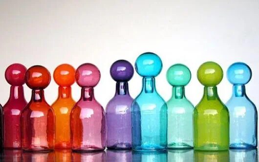 Цветные бутылочки. Разноцветные бутылочки. Цветные стеклянные бутылки. Цветные декоративные бутылки. Бутылочка стеклянная цветная.