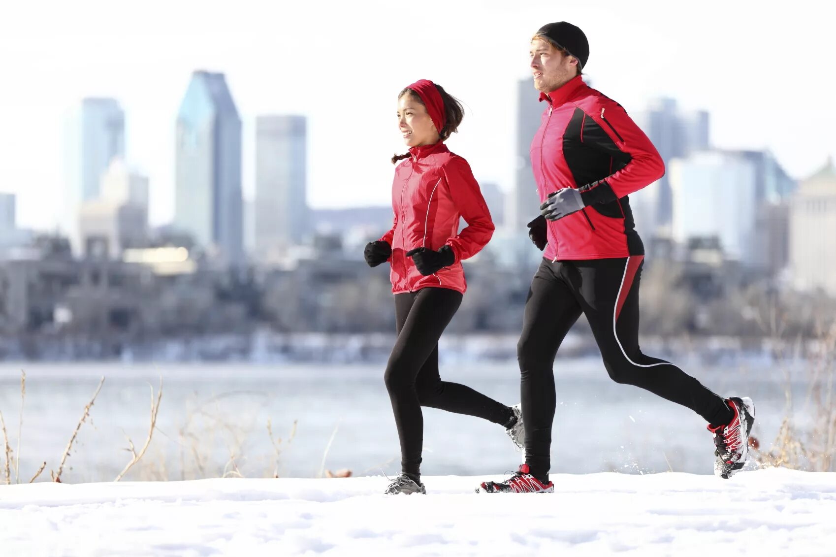 Зимние занятия спортом. Зимняя спортивная одежда для бега. Одежда для зимней пробежки. Одежда для занятий спортом на улице зимой. Одежда для пробежки зимой.