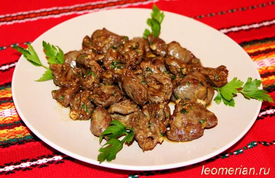 Печень жареная на сковороде. Куриная печень в орехово-чесночном соусе. Куриная печень в сырном соусе. Печень куриная жареная с луком. Печенка в сметанном соусе.