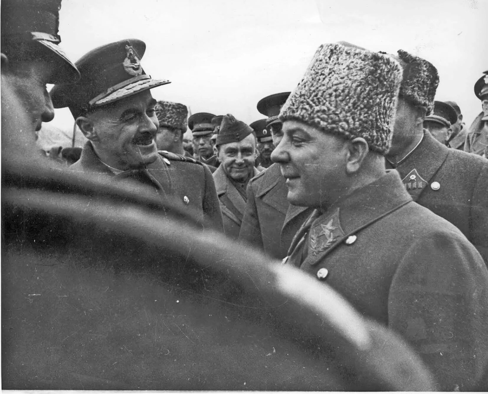 Куйбышев парад 7 ноября 1941 года. Маршал Ворошилов и Калинин на трибуне 7 ноября 1941. Парад 1941 года в куйбышеве