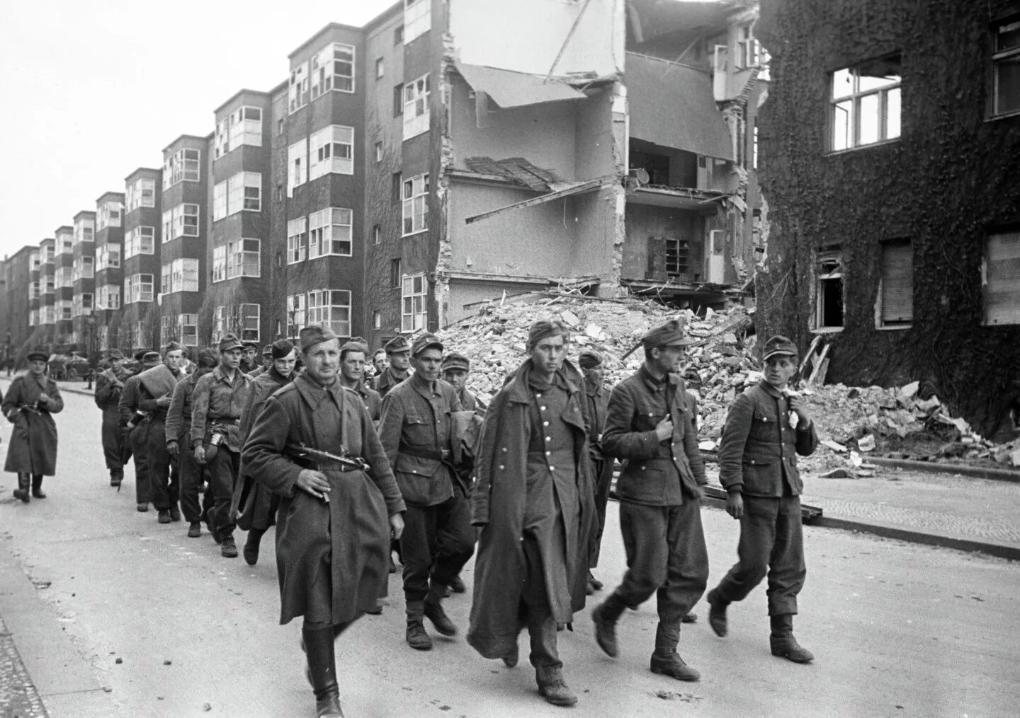 Немецкие города времен великой отечественной. Германия 1945 год пленные немецкие солдаты. Пленные немецкие солдаты 1945 Кенигсберг. Пленные немцы Берлин 1945 год. 1945 Берлин военнопленные.