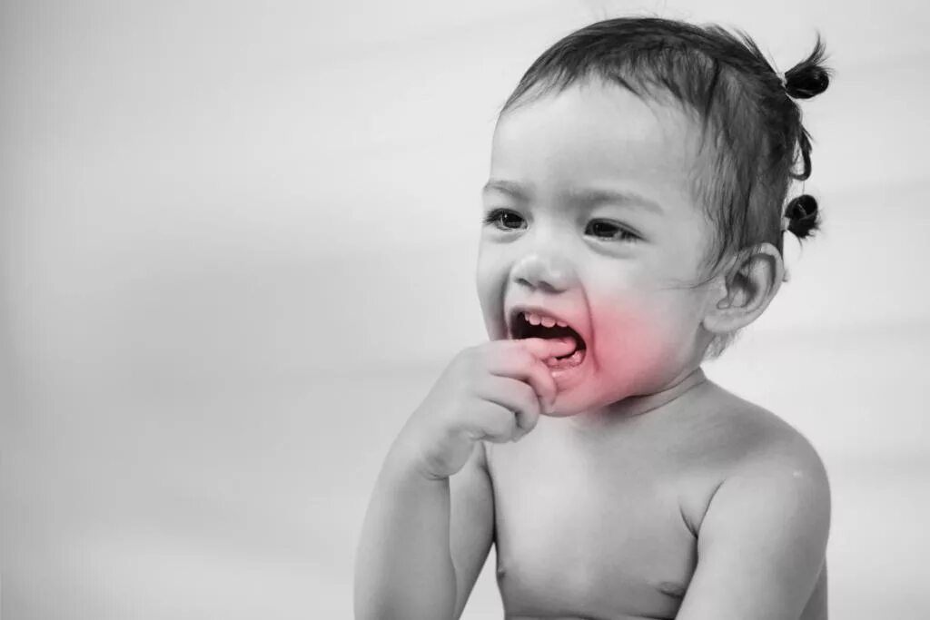 Ребенок жалуется на боль. Зубная боль у ребенка. Зубная бо ли ь у ребенка. Зубки острые для деток.