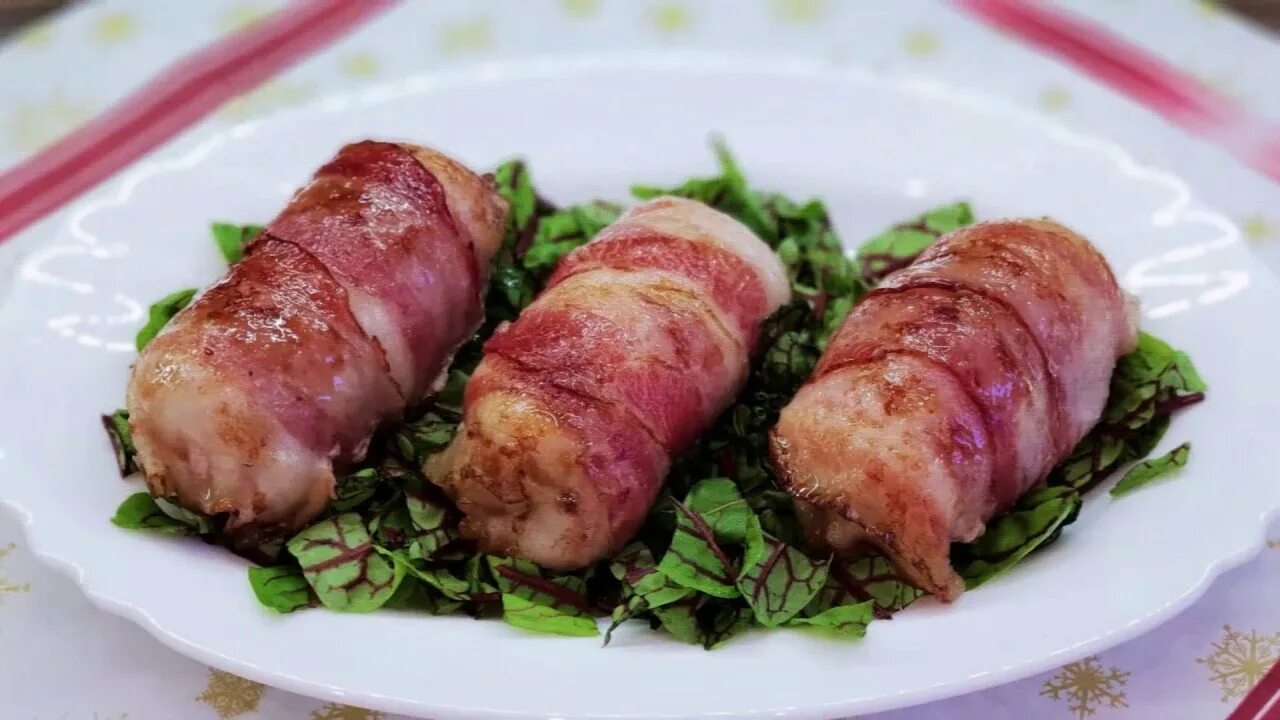 Куриное филе в беконе на сковороде. Филе в беконе на сковороде. Филе в беконе на сковороде. Рулетики с беконом. Филе курицы в беконе на сковороде.