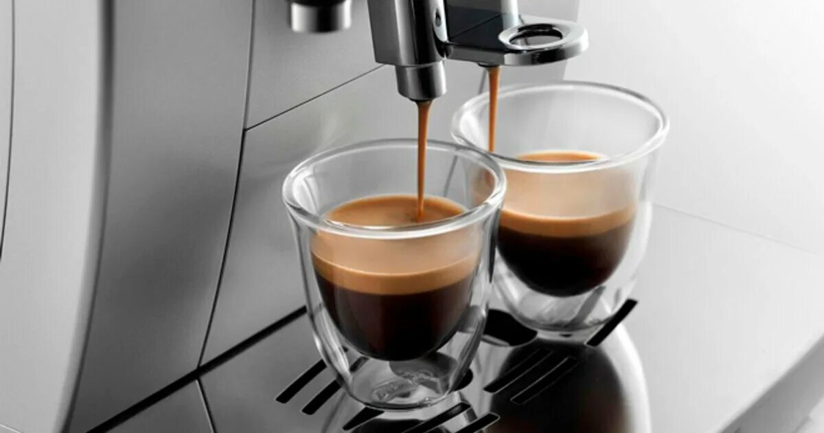 Чашка кофе из кофемашины. Ароматизированный кофе в кофемашину. Приготовление кофе на эспрессо машине. Кофе для заваривания в чашке и кофе машины.