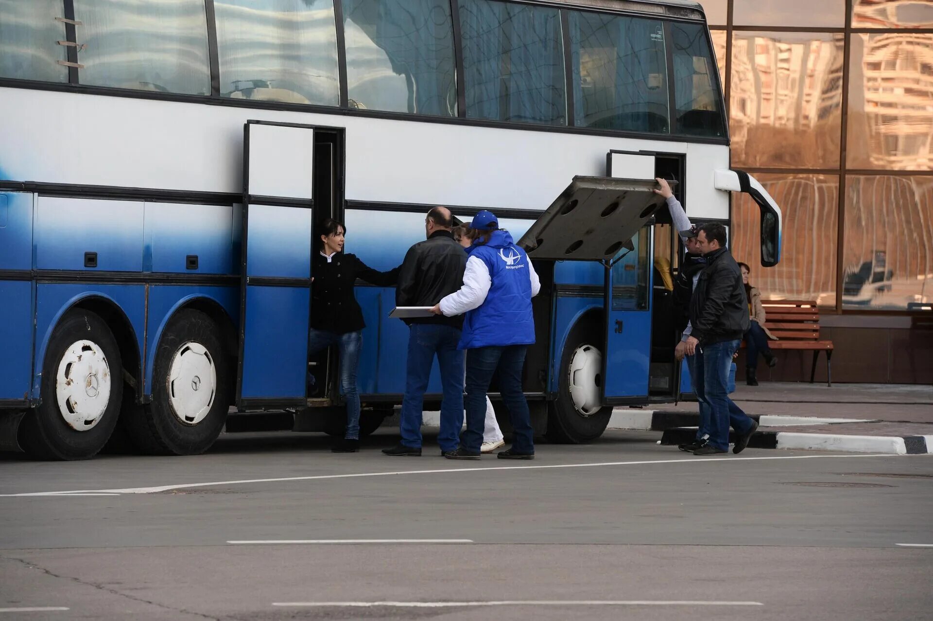 Пассажирский автобус. Перевозчик пассажиров. Автобус перевозки. Пассажирский автотранспорт.