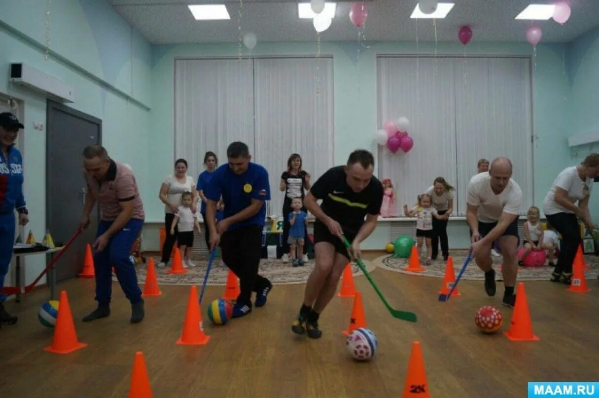 Спортивные праздники мам. Эстафеты папа мама я спортивная семья в детском саду. Спортивные мероприятия для детей в садике. Спортивные соревнования с родителями. Спортивный досуг в детском саду.