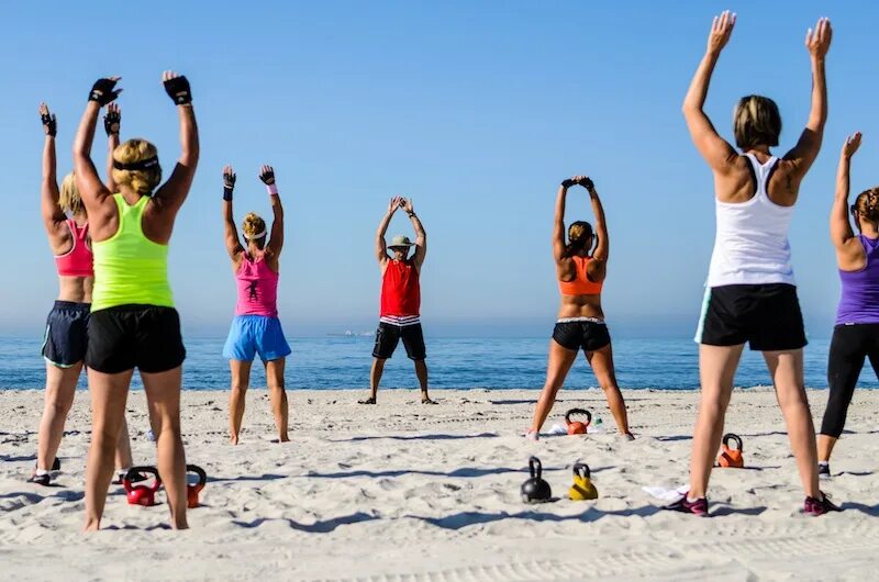 Summer sport. Тренировка на пляже. Фитнес на пляже. Занятия спортом на берегу моря. Фитнес на берегу моря.