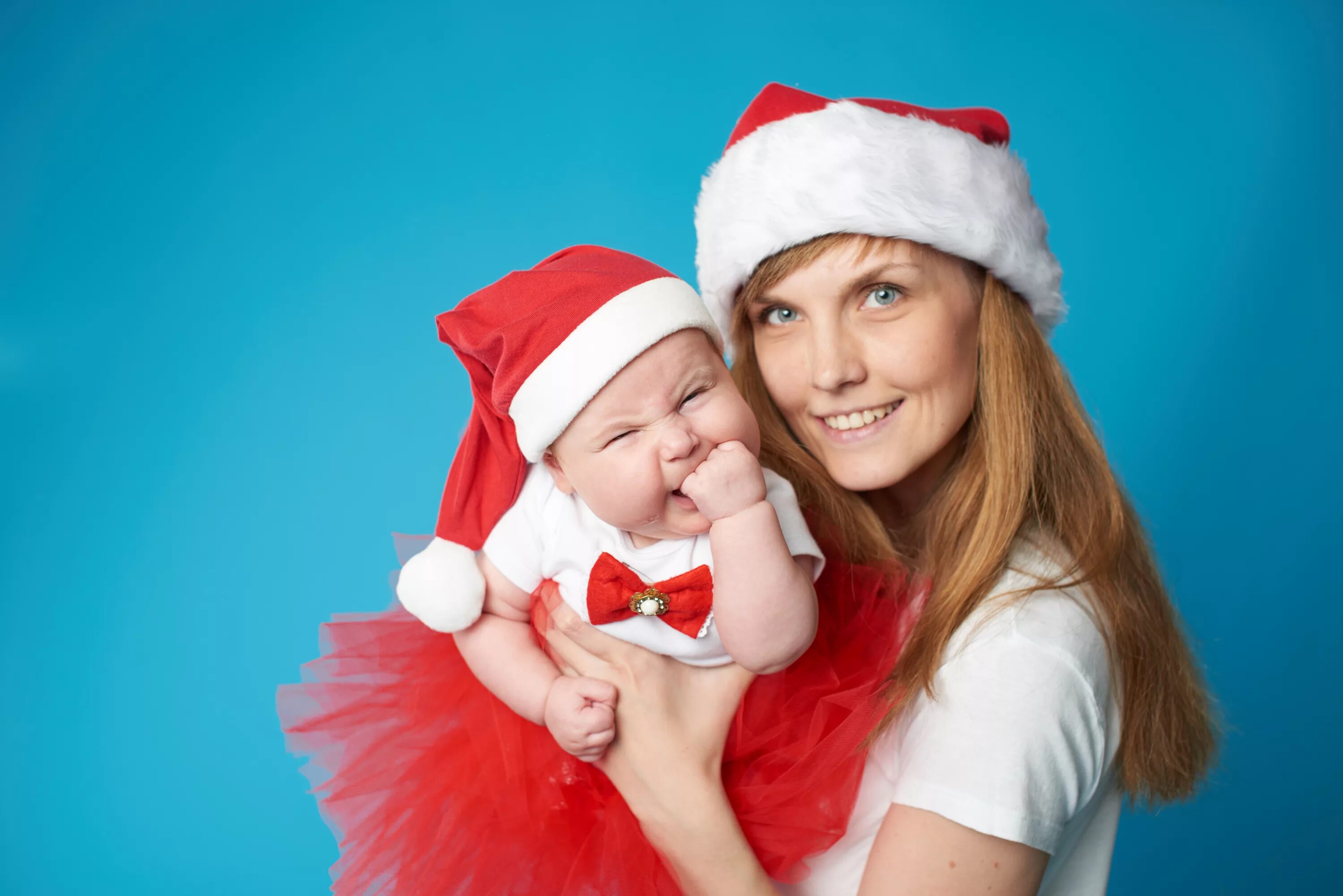 Девушка в шапке Санта Клауса. Мама в новогоднем колпаке. Девушка новый год. Мама с детьми с новым годом.
