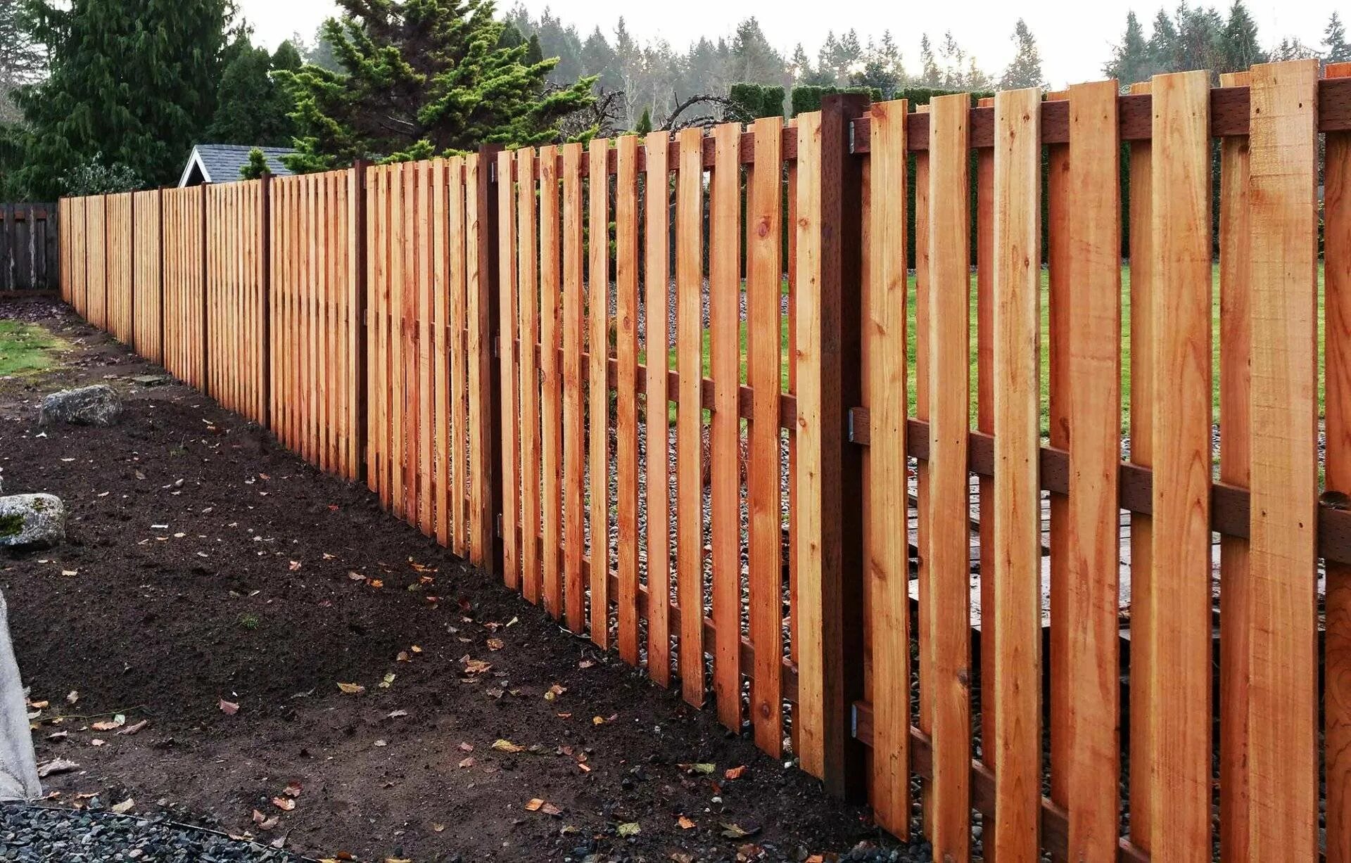 Какой забор можно между участками. Деревянный забор. Забор на участке. Забор между соседями на даче. Деревянный забор между участками.