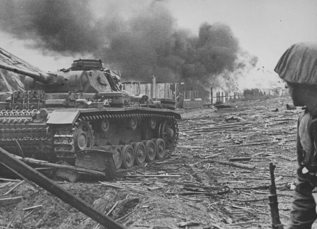 Наступление немецких танков вов. Пулемет максим 1941-1945. Октябрь 1942 года сталинградская битва. Дом павлова 1942. Сталинградская битва 1942.