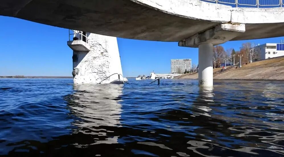 Вода в реке волга в самаре. Самара набережная 2023. Речной вокзал Самара 2023. Затопленная набережная Самара 2023. Причал.