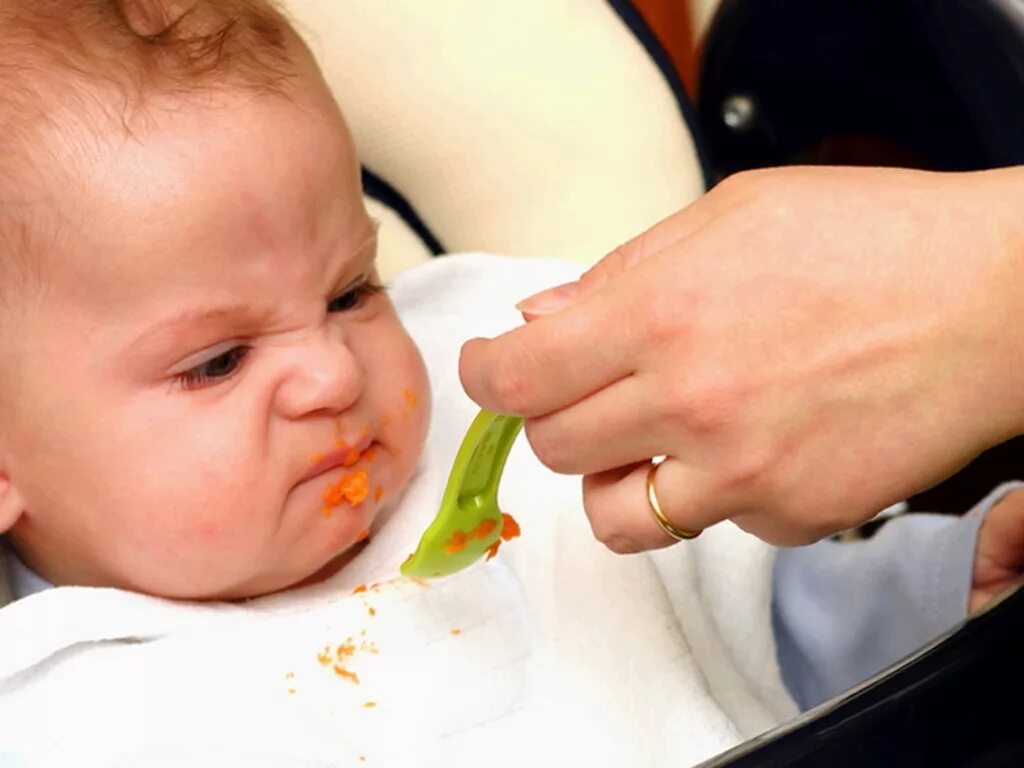 Первый прикорм малыша. Ребенок кушает. Маленький ребенок с едой. Питание детей первого года.