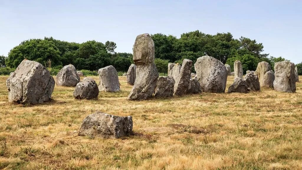 Stones de. Карнак менгиры. Менгиры Бретань Франция. Карнак Франция мегалиты. Карнак в Бретани.